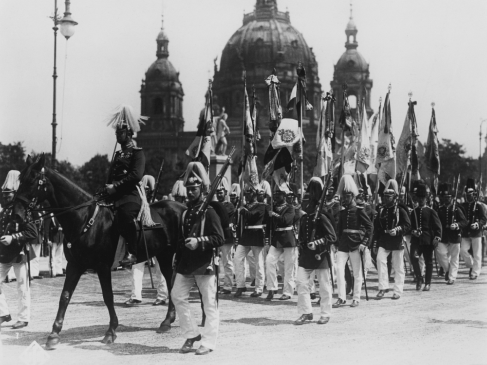 Black and white picture with a historic parade in front of the Berlin Cathedral