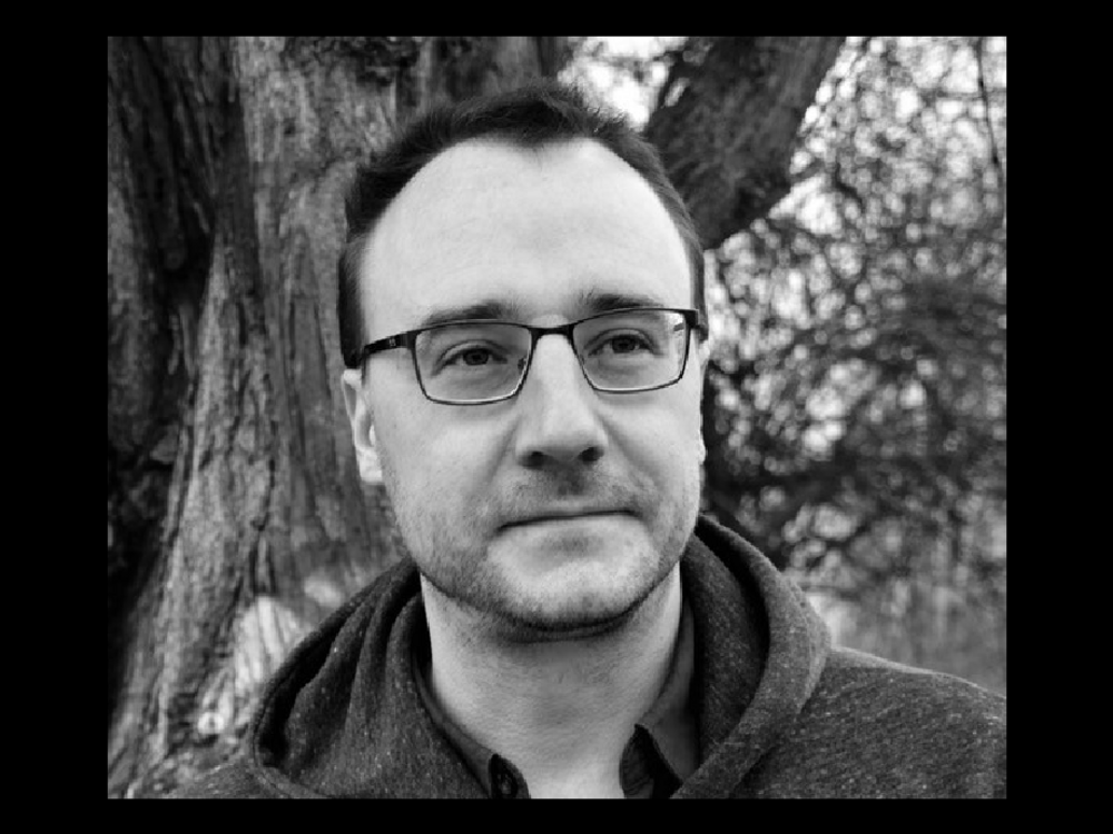 Schwarz - weiß Bild eines Mannes mit Brille und kurzen Haaren