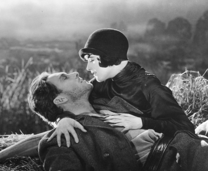 Ein Mann liegt am Boden und wird gehalten von einer Frau mit 1920er Bubikopf