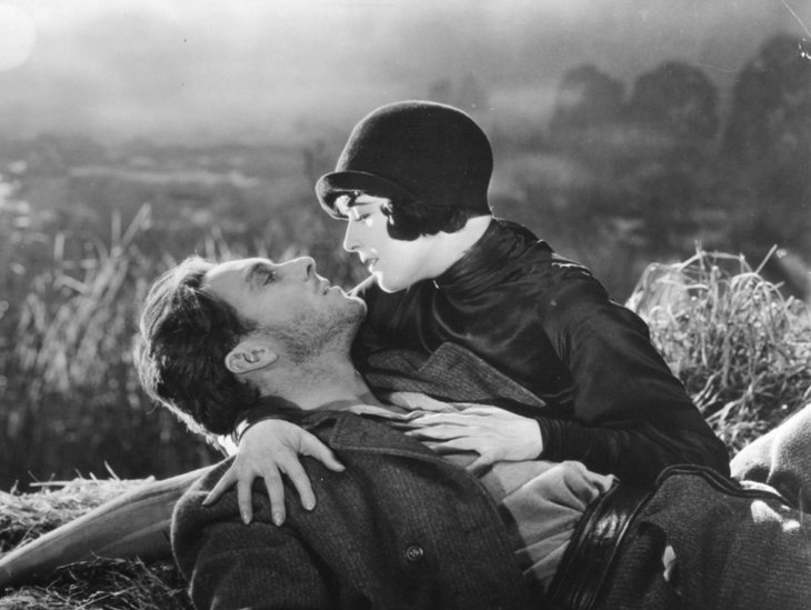 Ein Mann liegt am Boden und wird gehalten von einer Frau mit 1920er Bubikopf