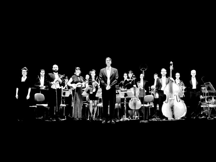 Schwarz weiß Bild des Metropolis Orchester Berlin